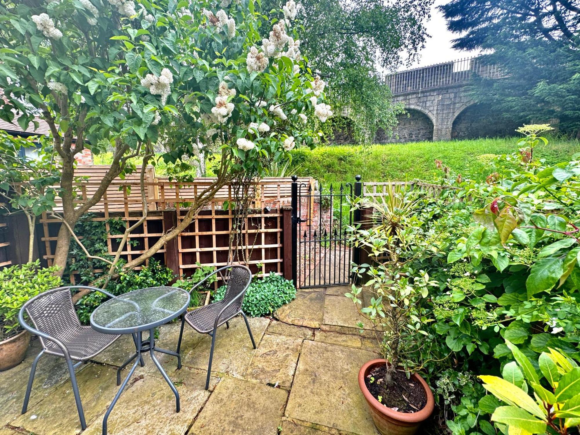Cherry Blossom Cottage York Ngoại thất bức ảnh